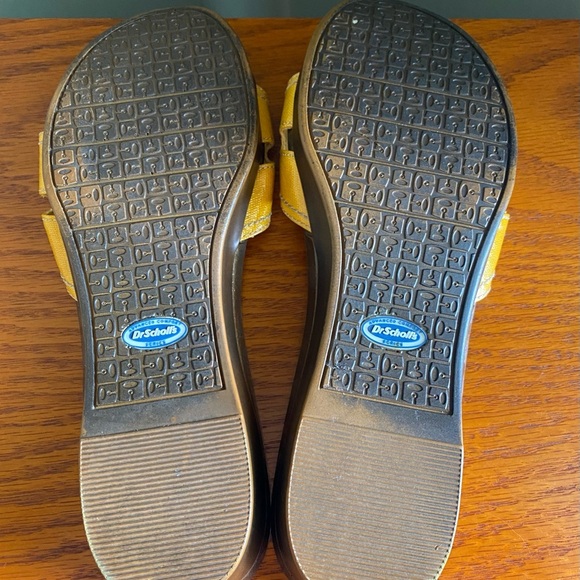 Dr Scholl's Faux Wood with Retro Yellow Buckle Strap Women's Sandals - - Picture 4 of 4